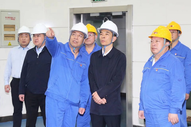 新安縣委副書記、代縣長崔占科到萬基控股集團(tuán)調(diào)研