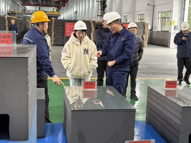 河南省國有資本運(yùn)營集團(tuán)副總經(jīng)理張華一行到萬基控股集團(tuán)調(diào)研